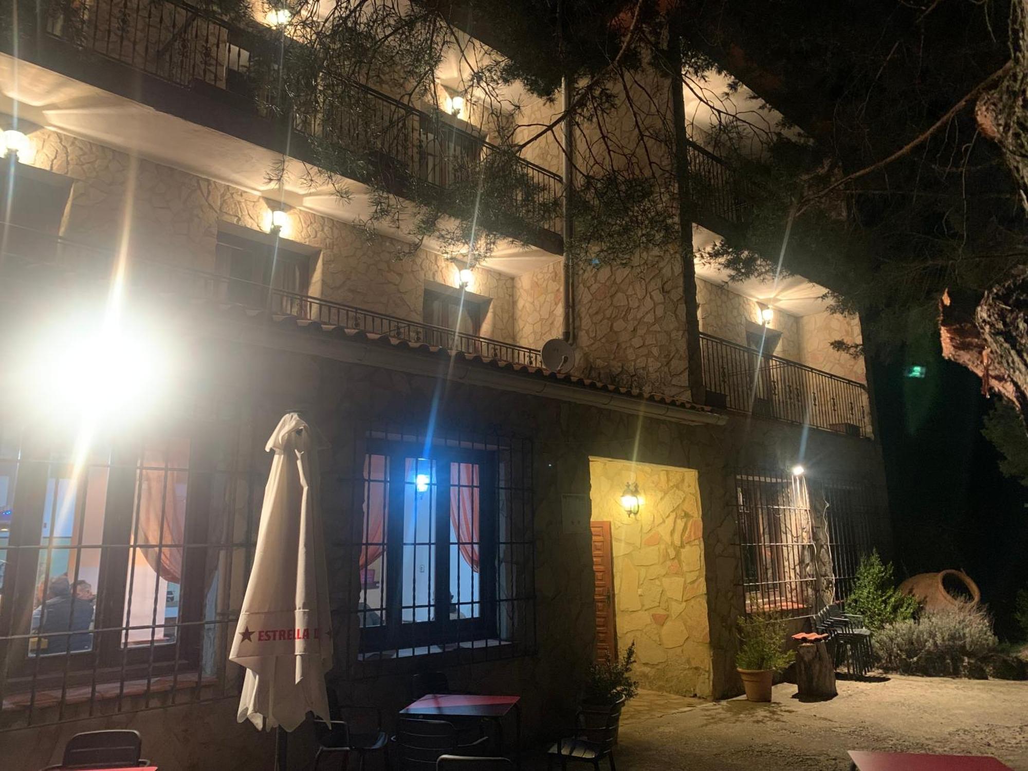Hotel Restaurante Rio Cuervo Vega del Cadorno Kültér fotó